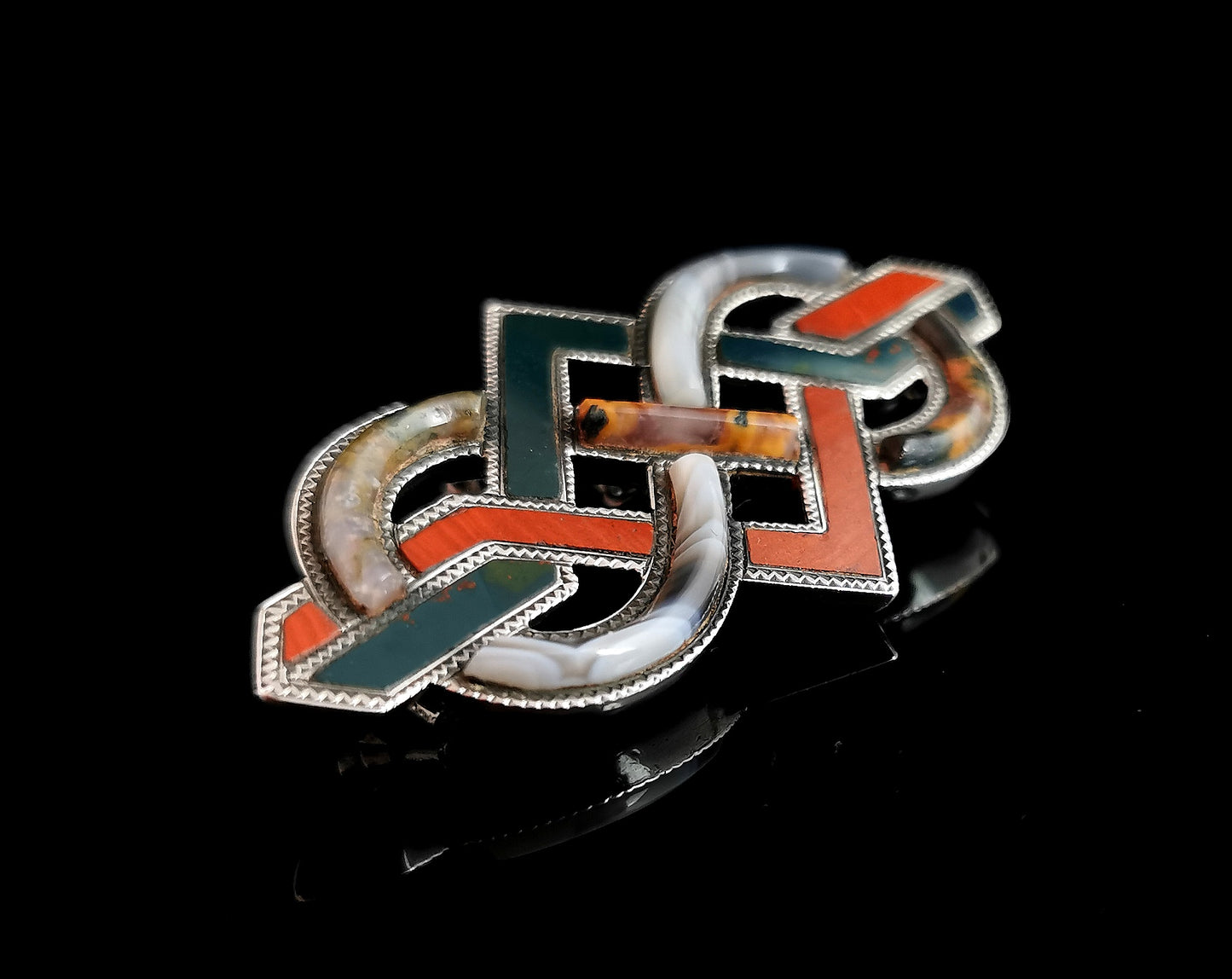Victorian Scottish agate and Silver knot brooch