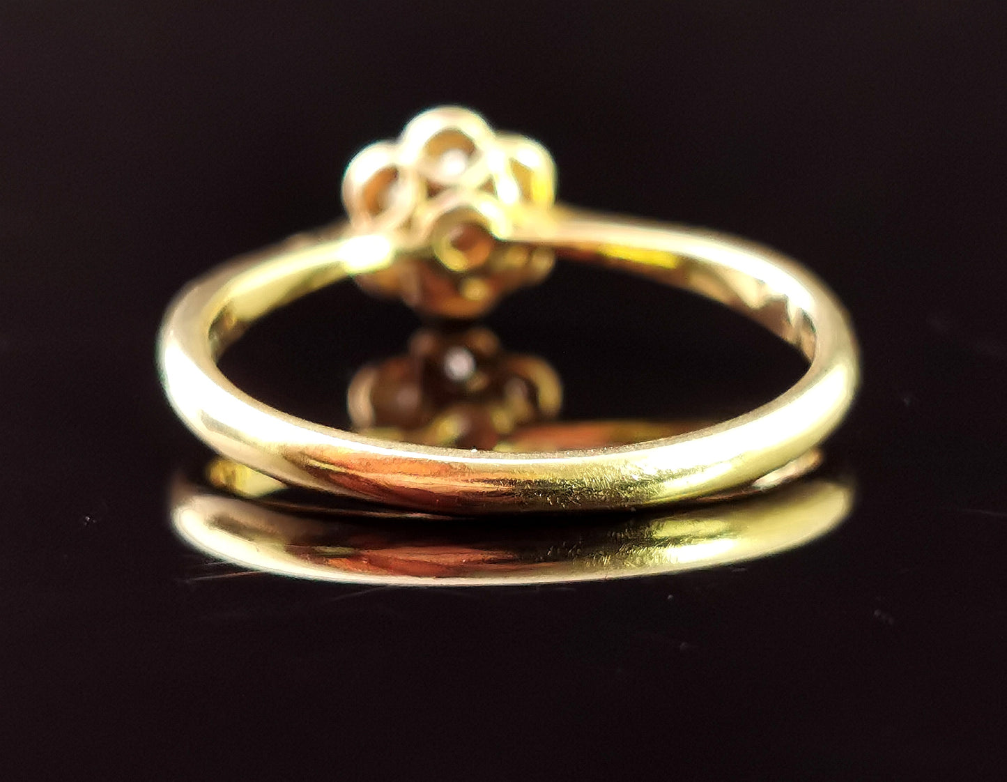 Antique diamond daisy ring, 18ct gold and platinum