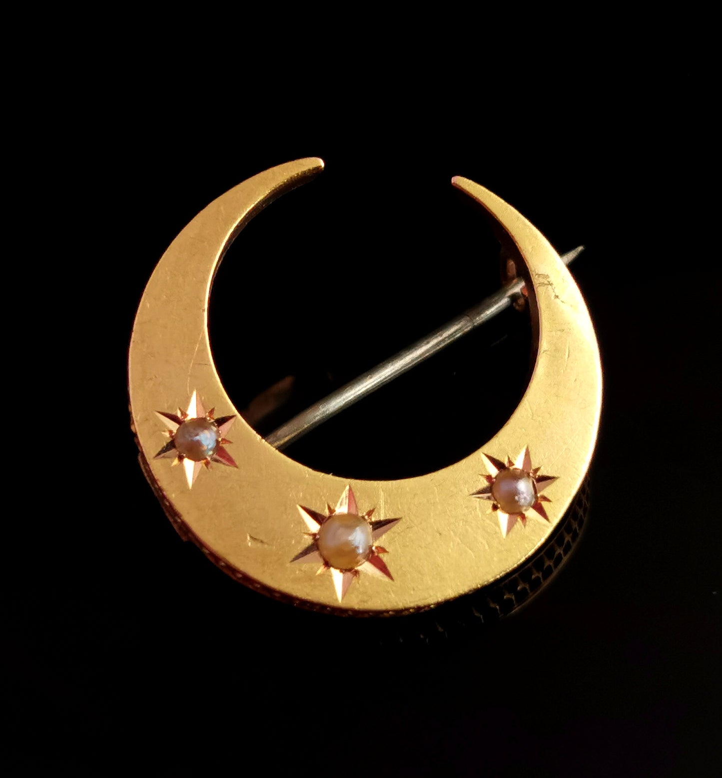 Antique Victorian Crescent moon brooch, 15ct gold, split pearl