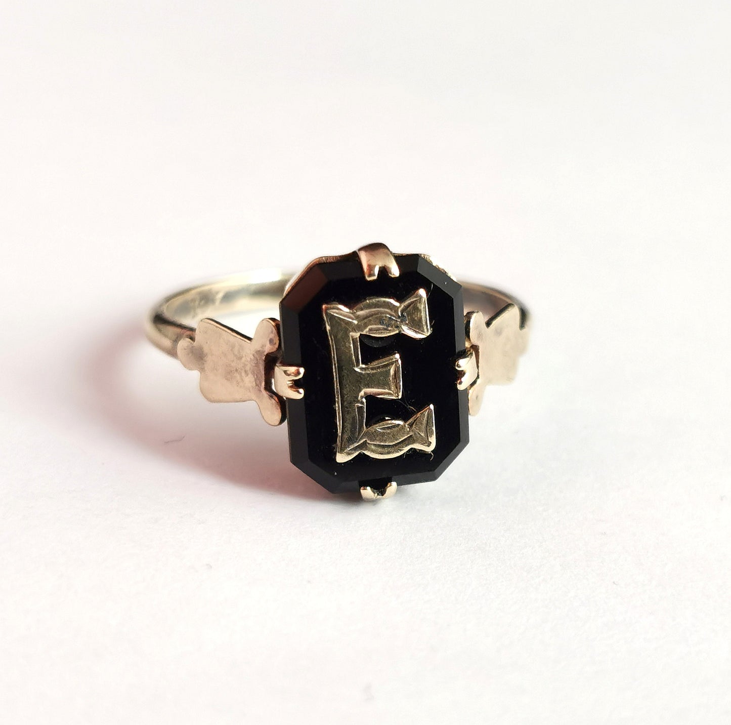 Antique onyx mourning ring, initial E, 9ct gold, Victorian