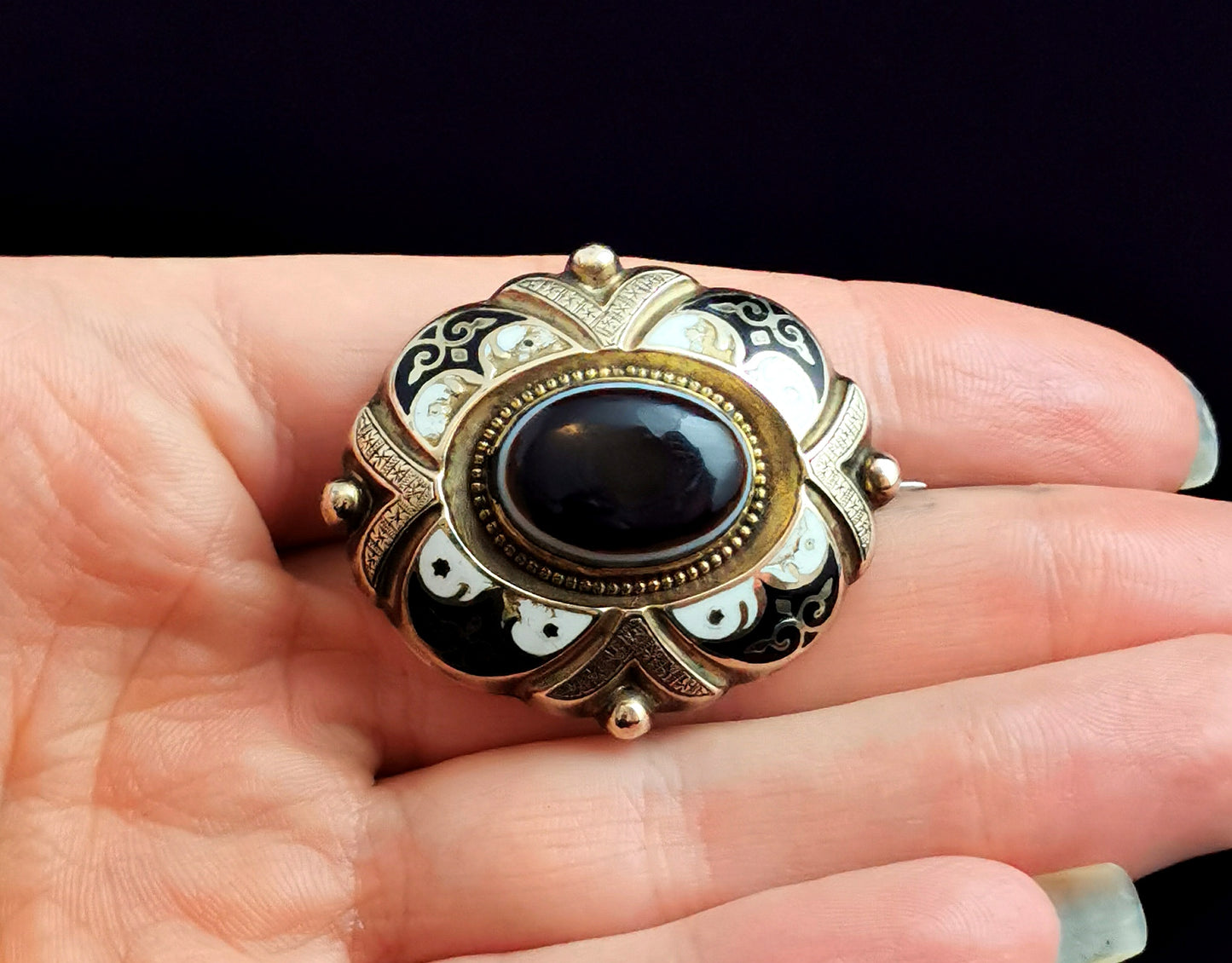 Antique Banded agate mourning brooch, 9ct gold, hairwork, Black and White enamel