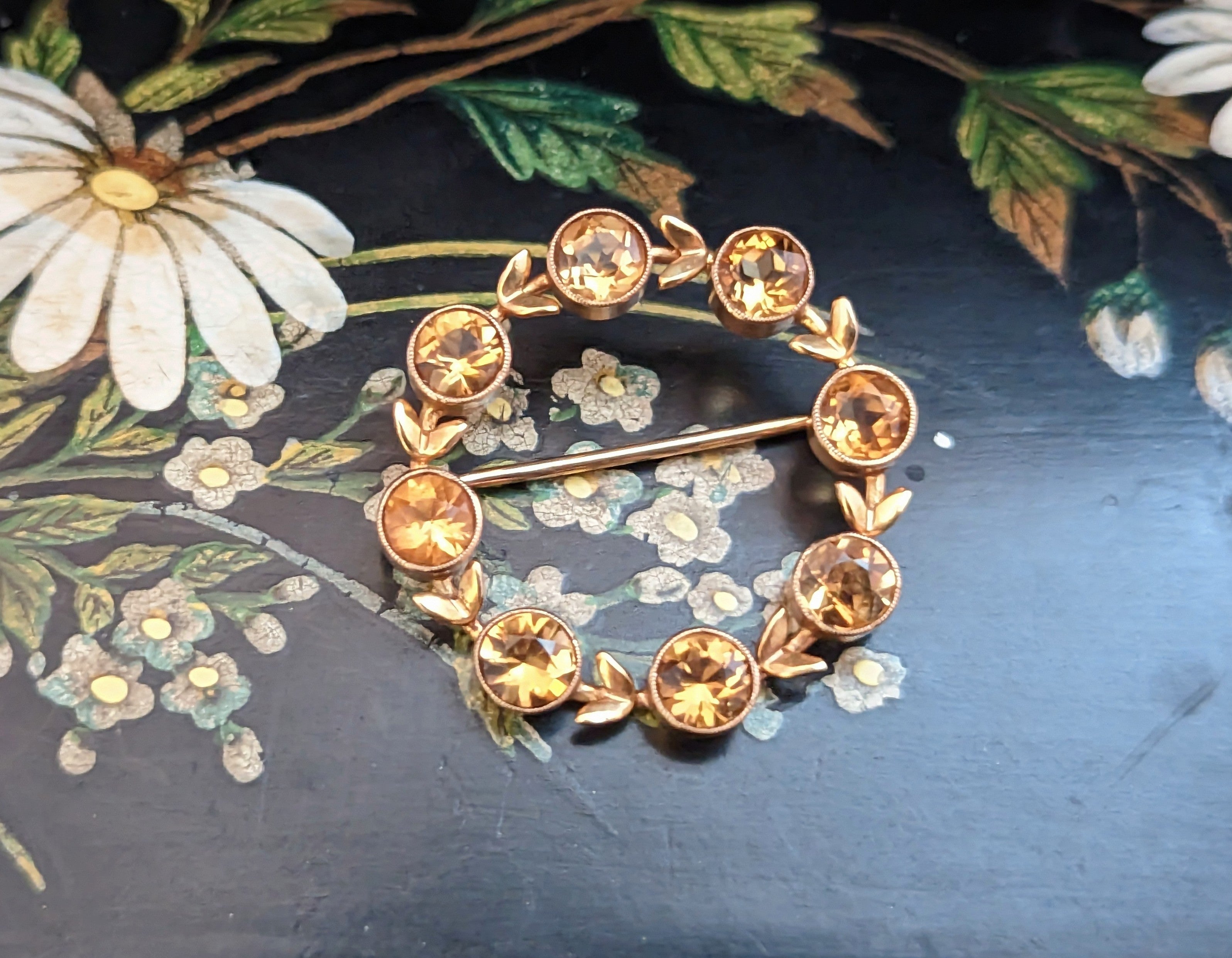 Gold wreath brooch 2025