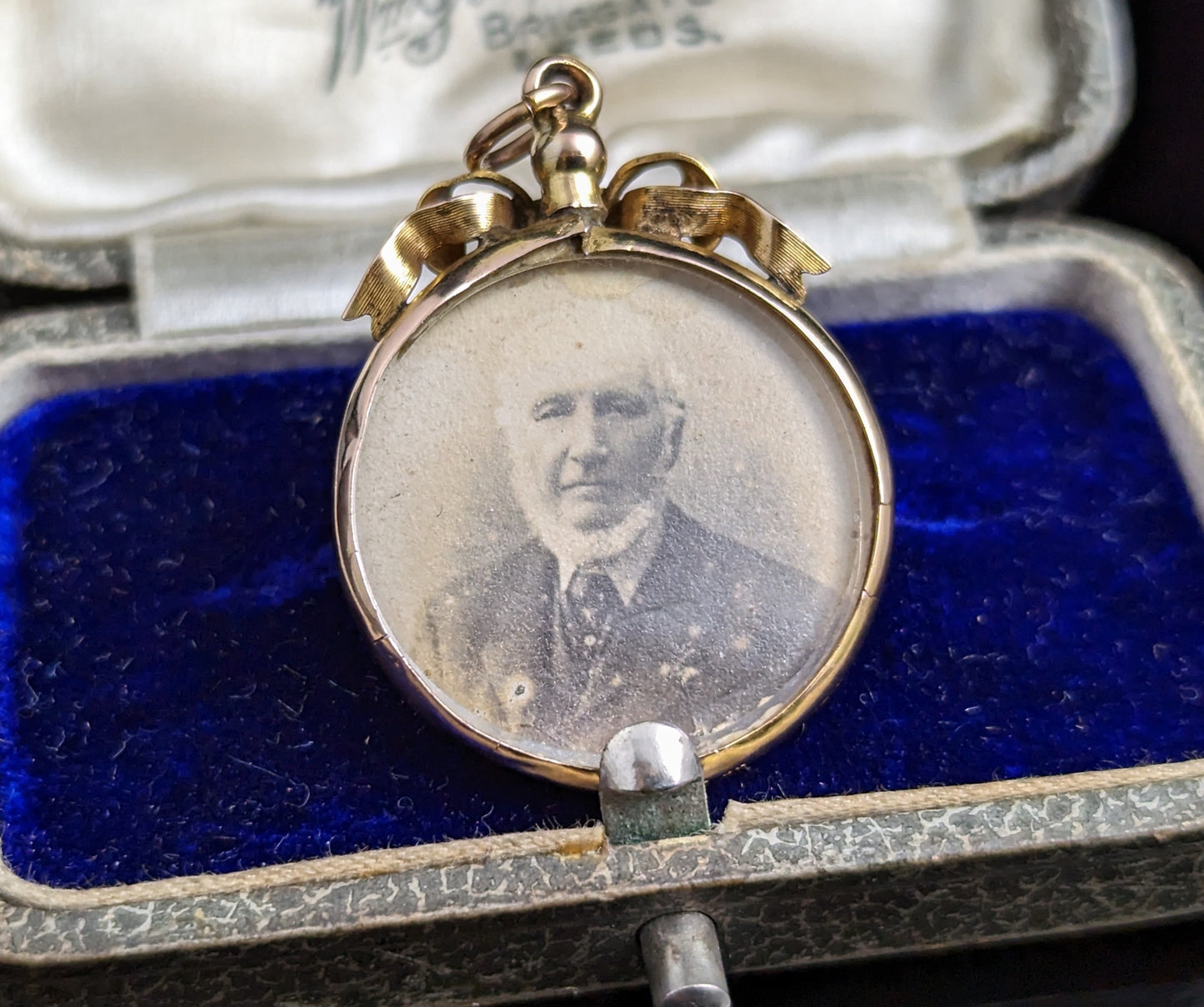 Antique 9ct gold bow top locket, Edwardian, Mourning
