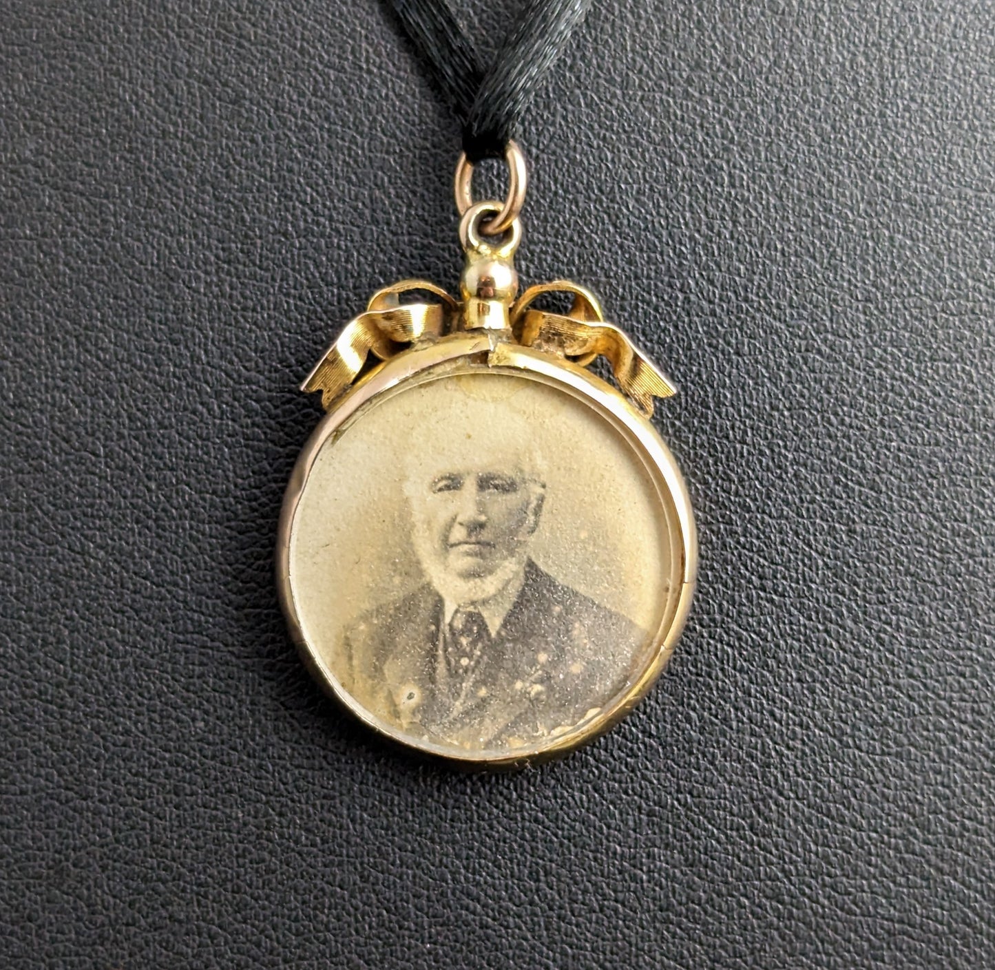 Antique 9ct gold bow top locket, Edwardian, Mourning