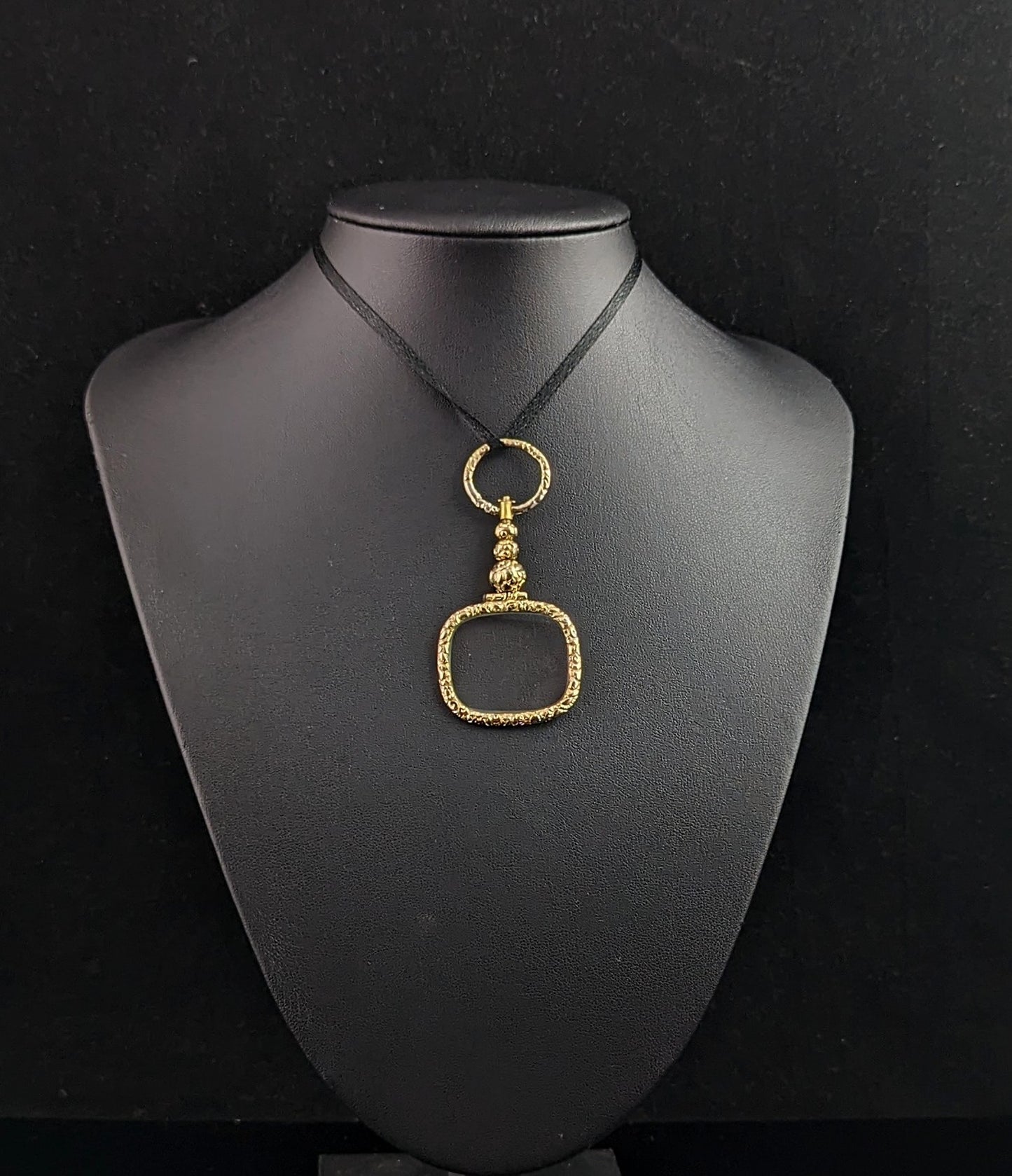 Antique Georgian gold quizzing glass, pendant, 9ct gold cased