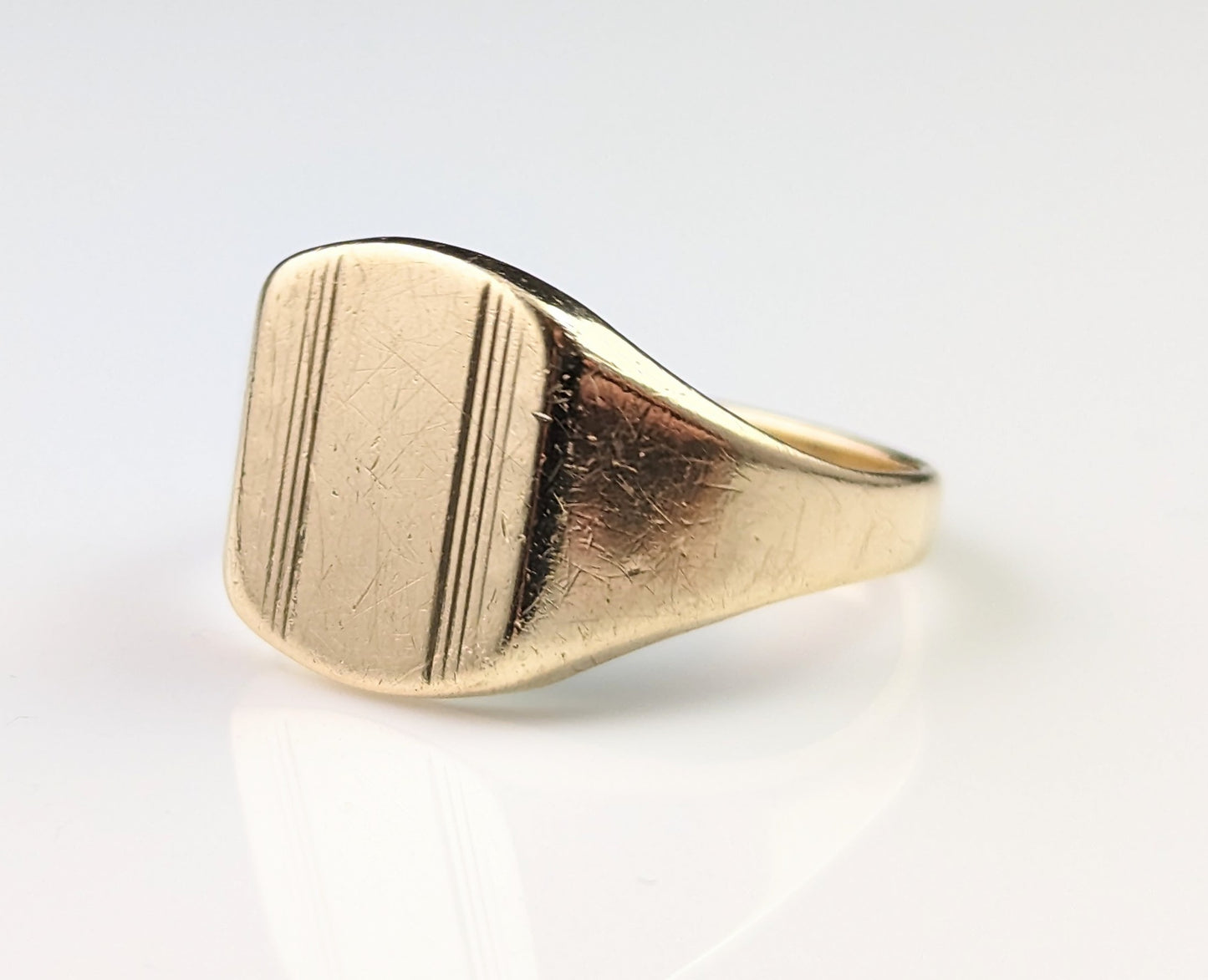 Vintage 9ct yellow gold signet ring, engraved, Heavy