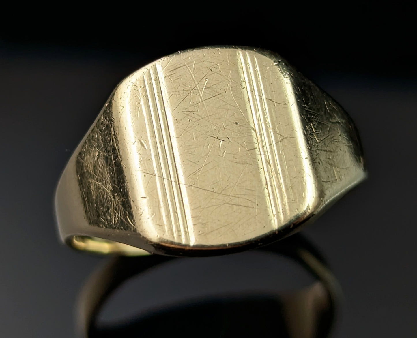 Vintage 9ct yellow gold signet ring, engraved, Heavy