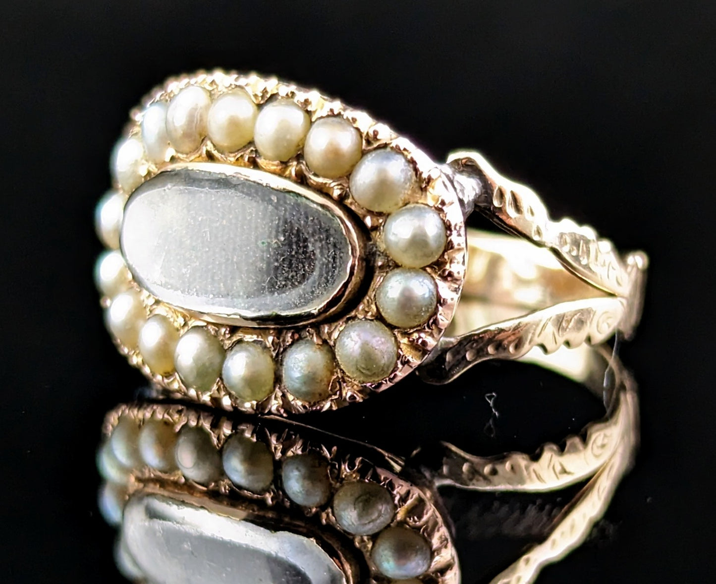 Antique Victorian mourning ring, 9ct gold and Split pearl