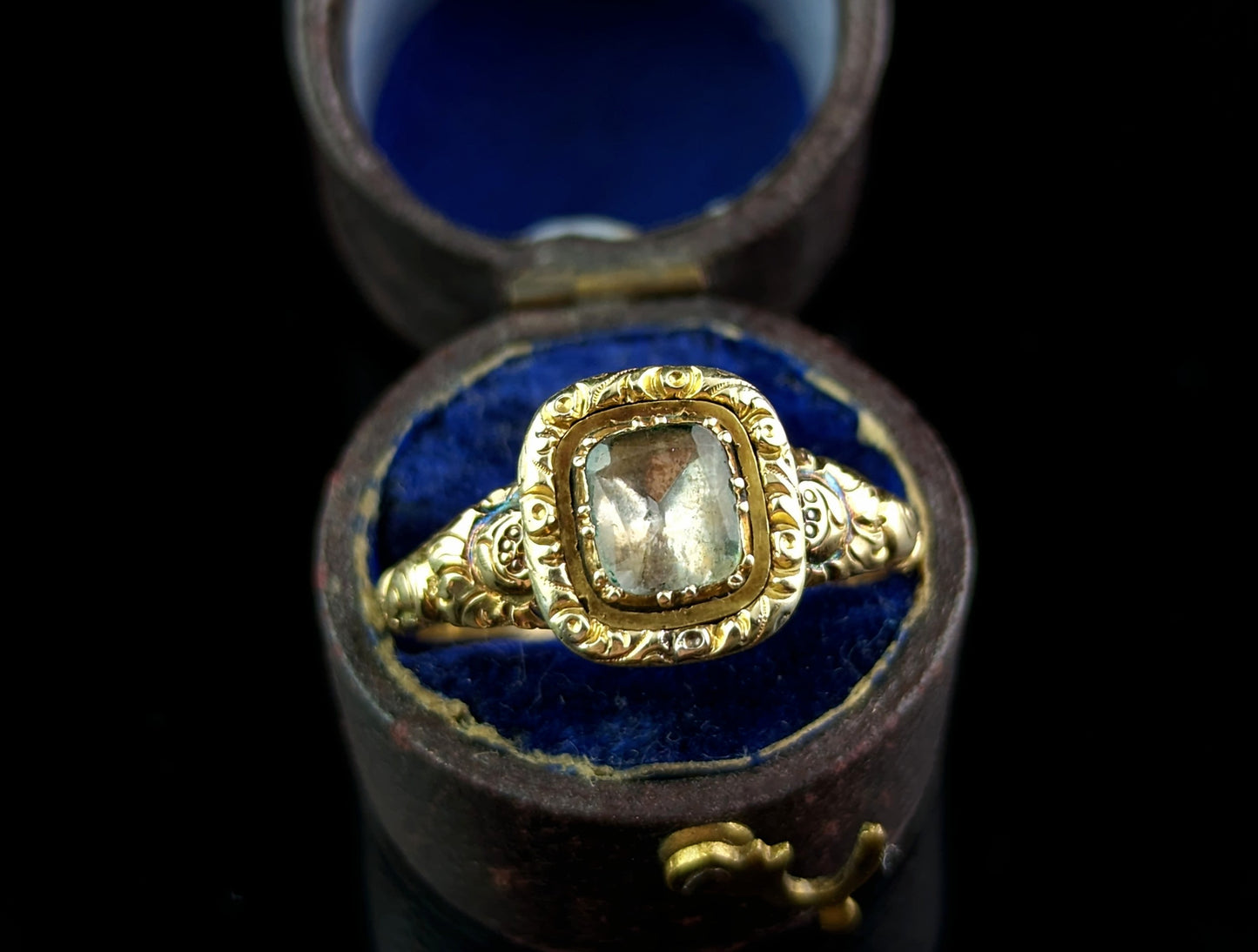 Antique Georgian foiled Quartz ring, 12ct gold, Chased and engraved