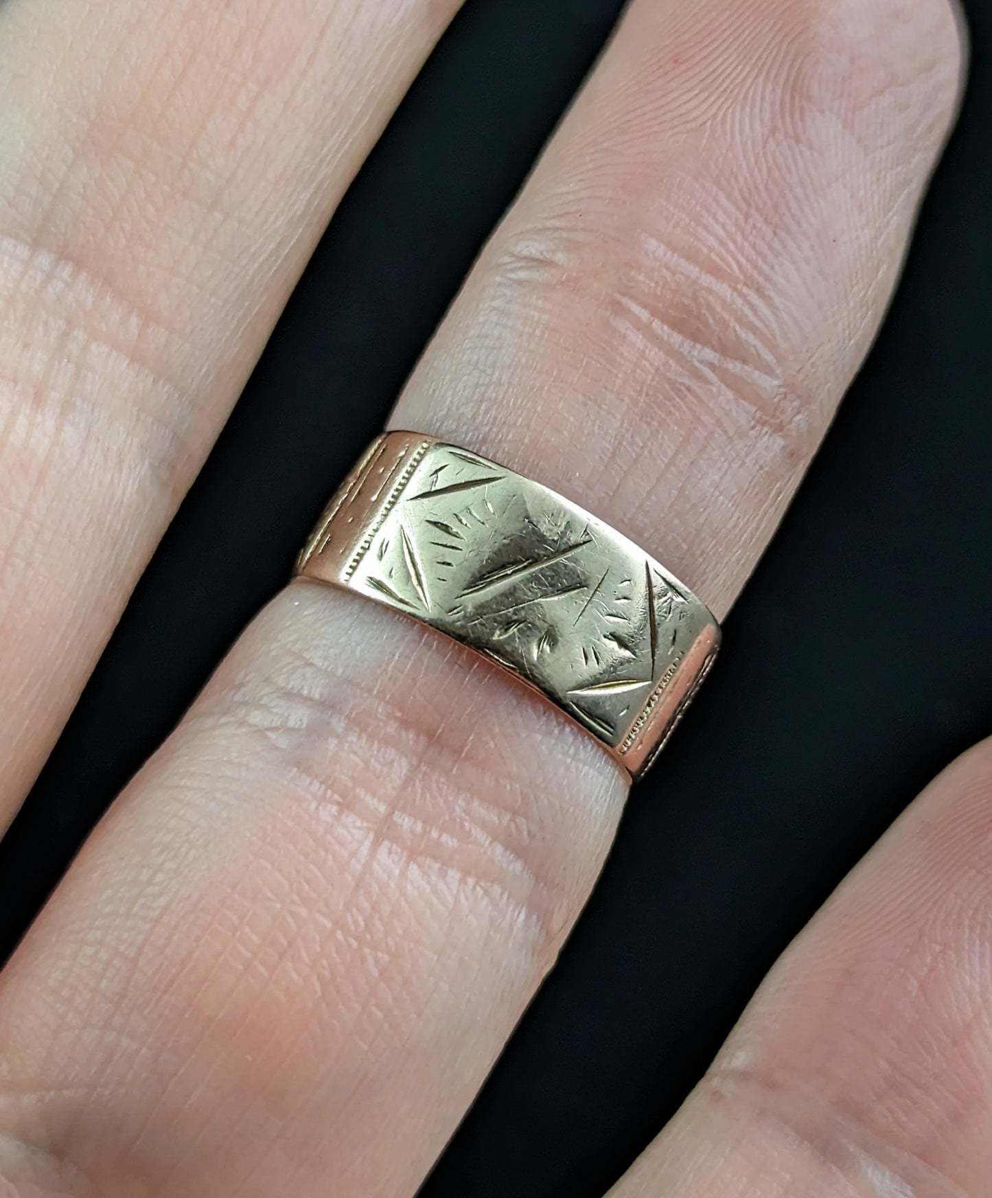 Antique Victorian 9ct gold Engraved band ring, wide cigar band