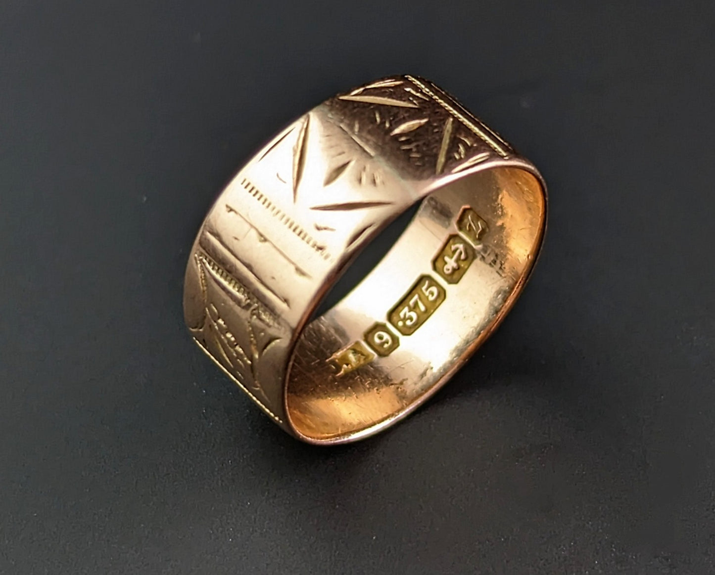 Antique Victorian 9ct gold Engraved band ring, wide cigar band