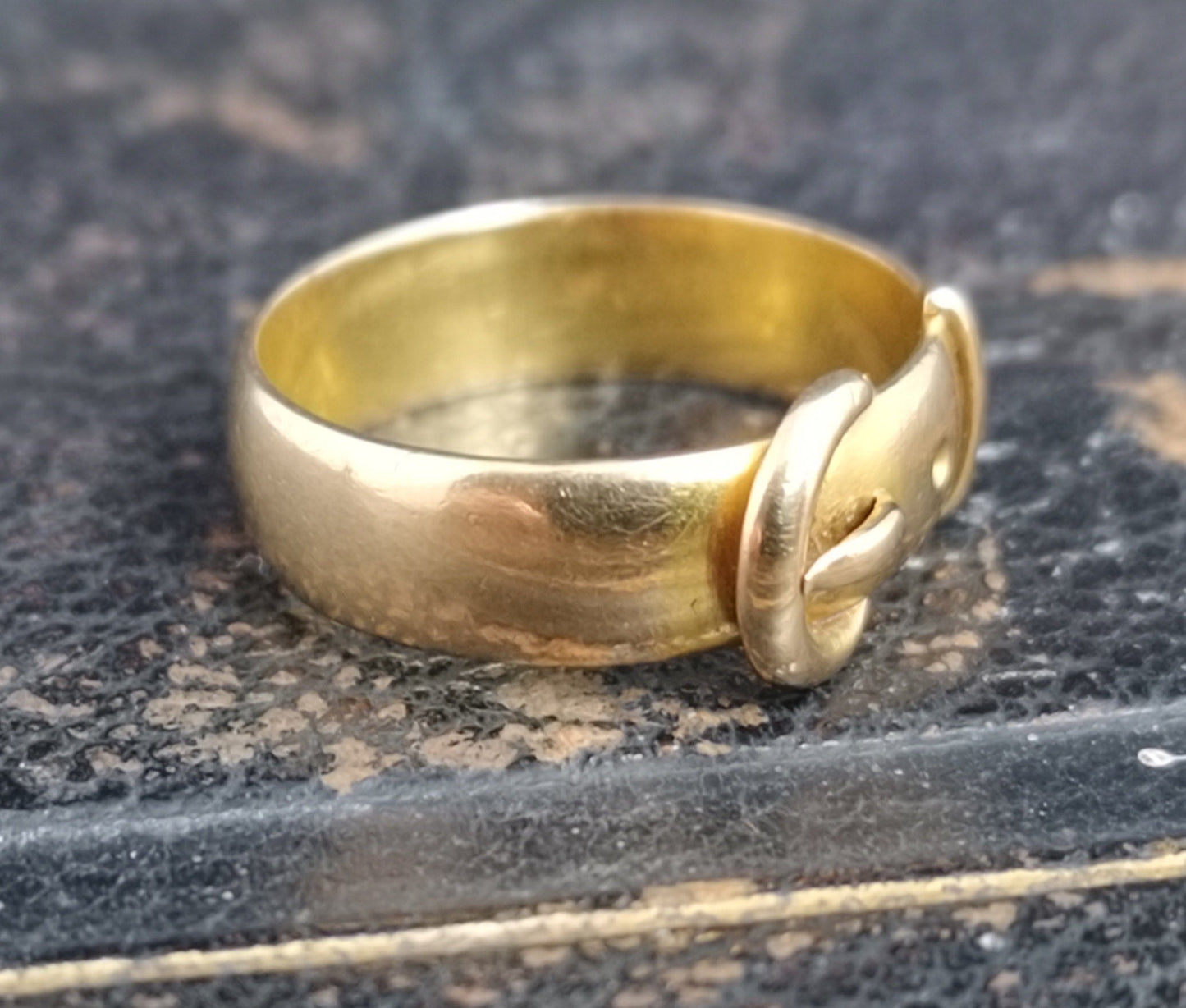 Antique Victorian 18ct gold buckle ring