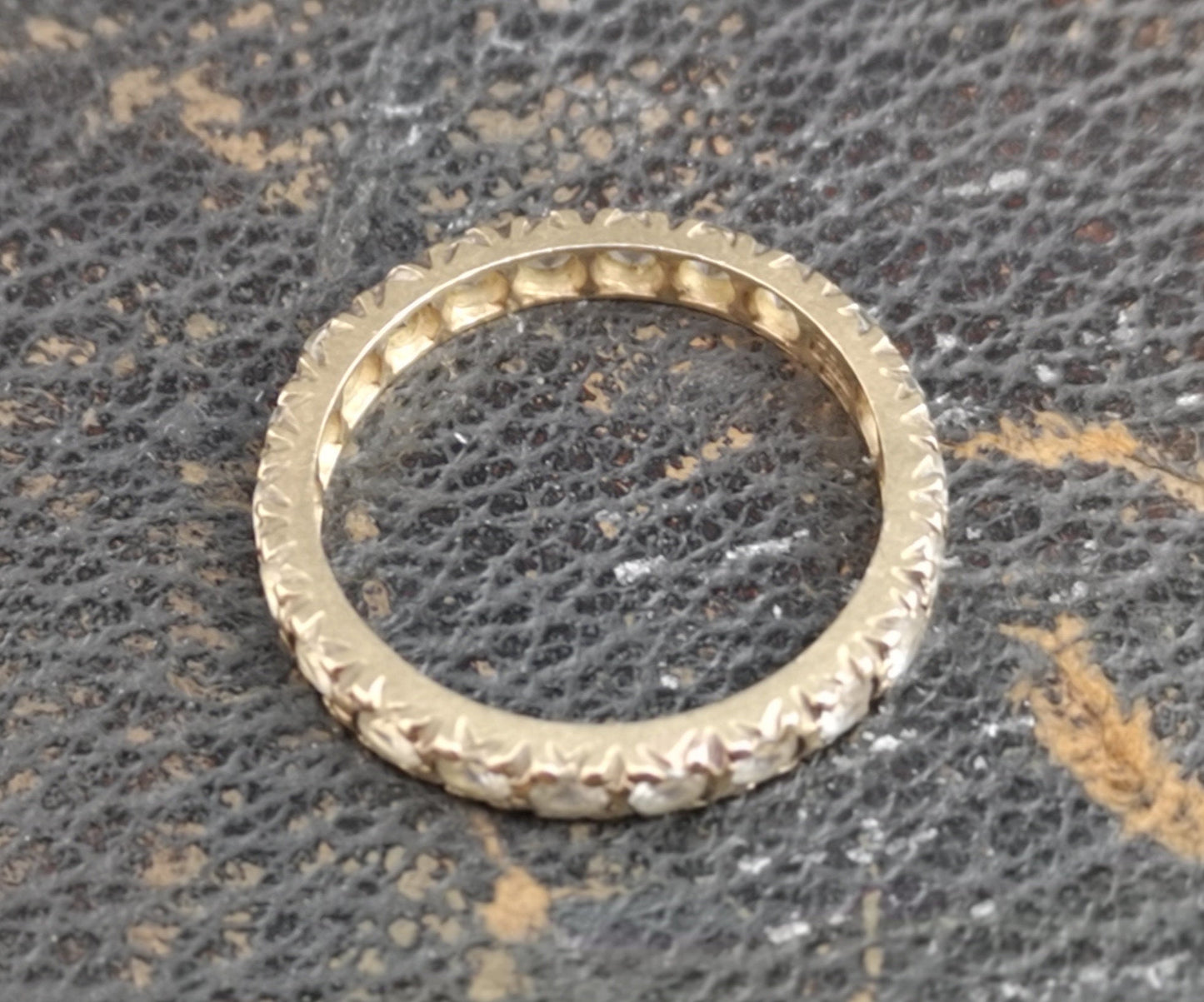 Vintage Art Deco paste eternity ring, 9ct gold